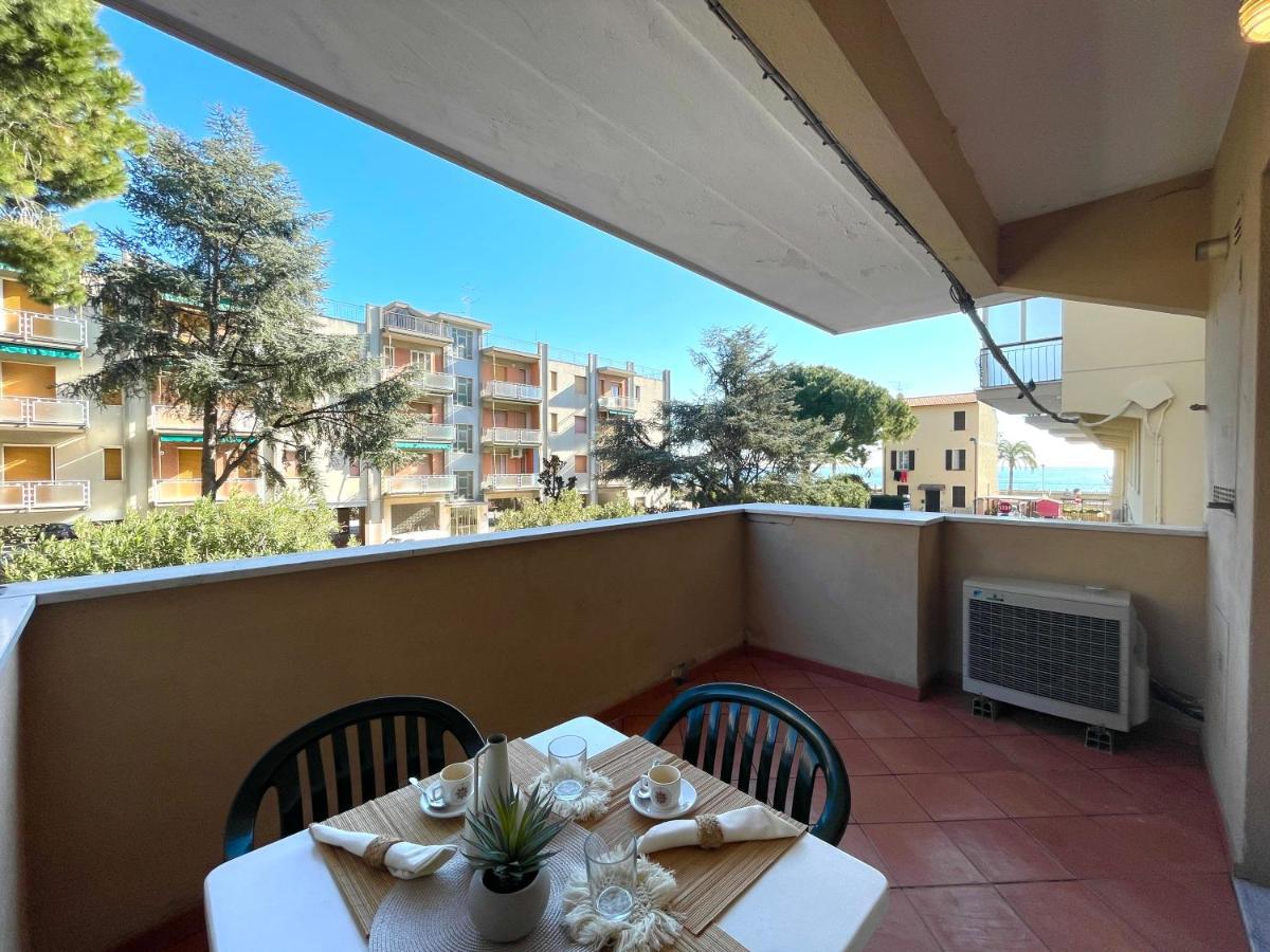 50 Metri Dal Mare - Free Parking E A/C Daire Pietra Ligure Dış mekan fotoğraf